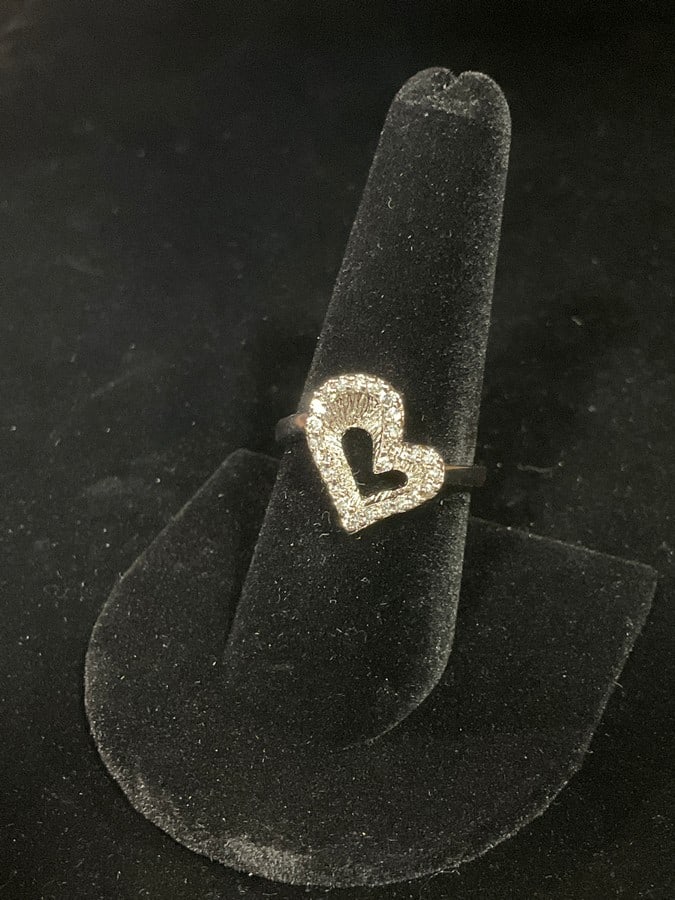 Sterling silver ring with stones(size 9): Sterling silver ring with stones(size 9)