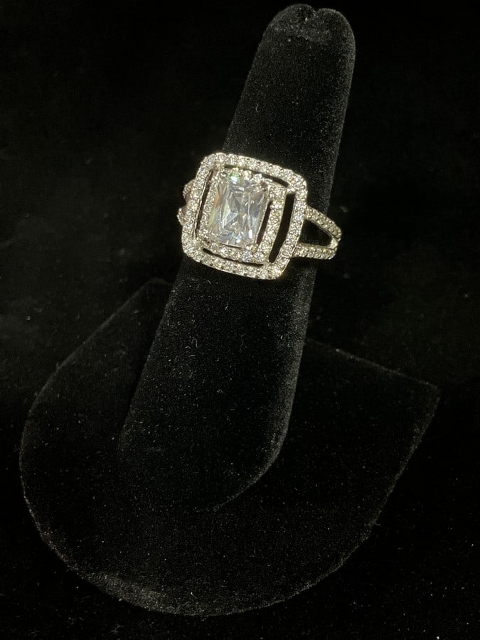 Sterling silver ring with stones(size 7): Sterling silver ring with stones(size 7)