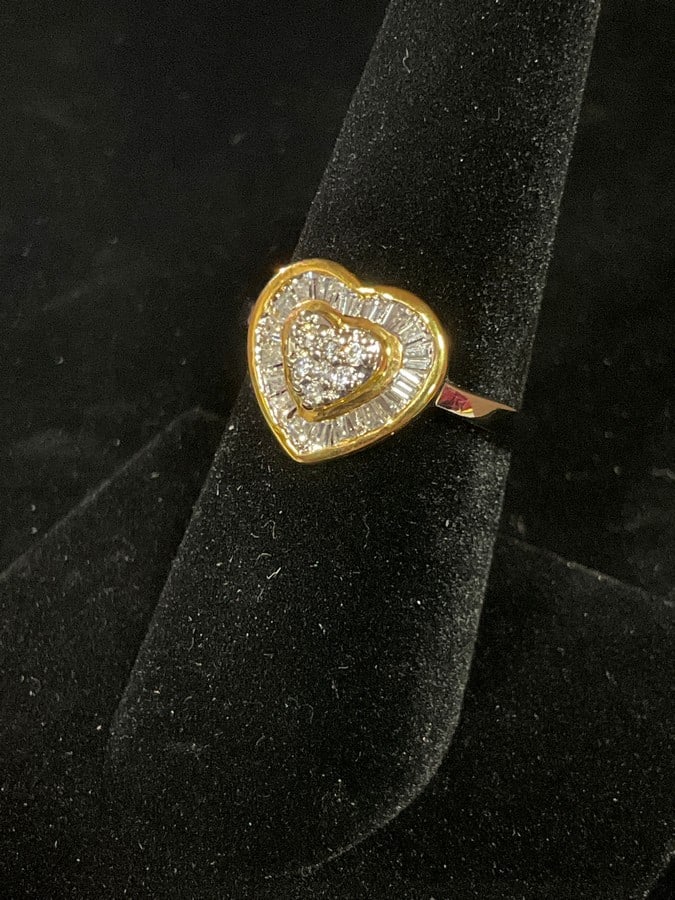 Sterling silver ring with stones(size 8): Sterling silver ring with stones(size 8)