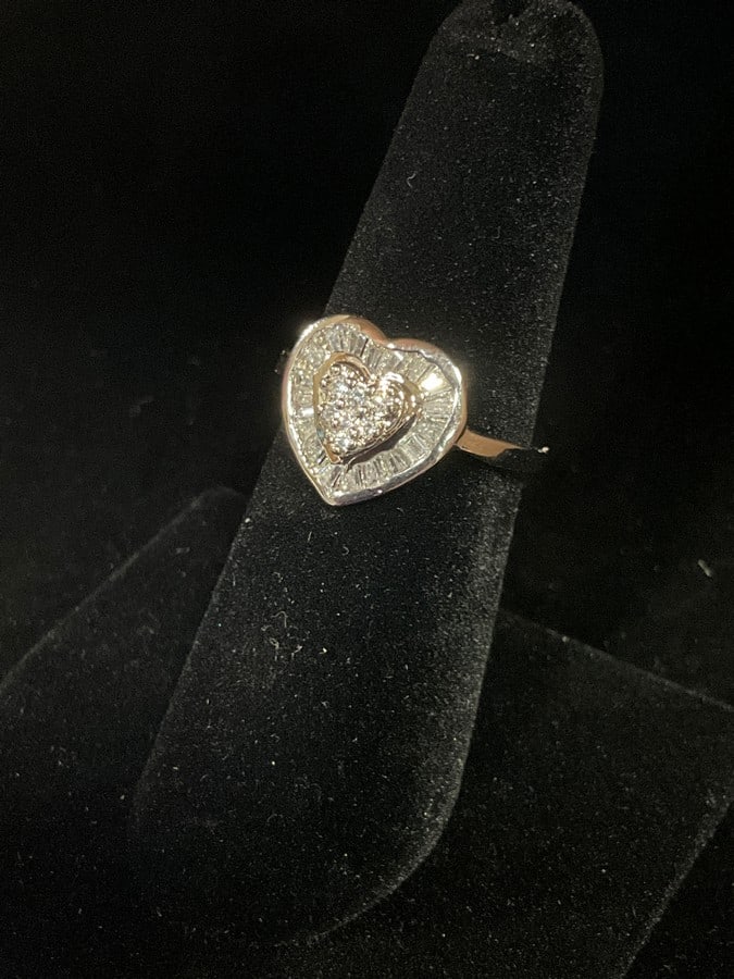 Sterling silver heart shaped ring with stones(size 7): Sterling silver heart shaped ring with stones(size 7)