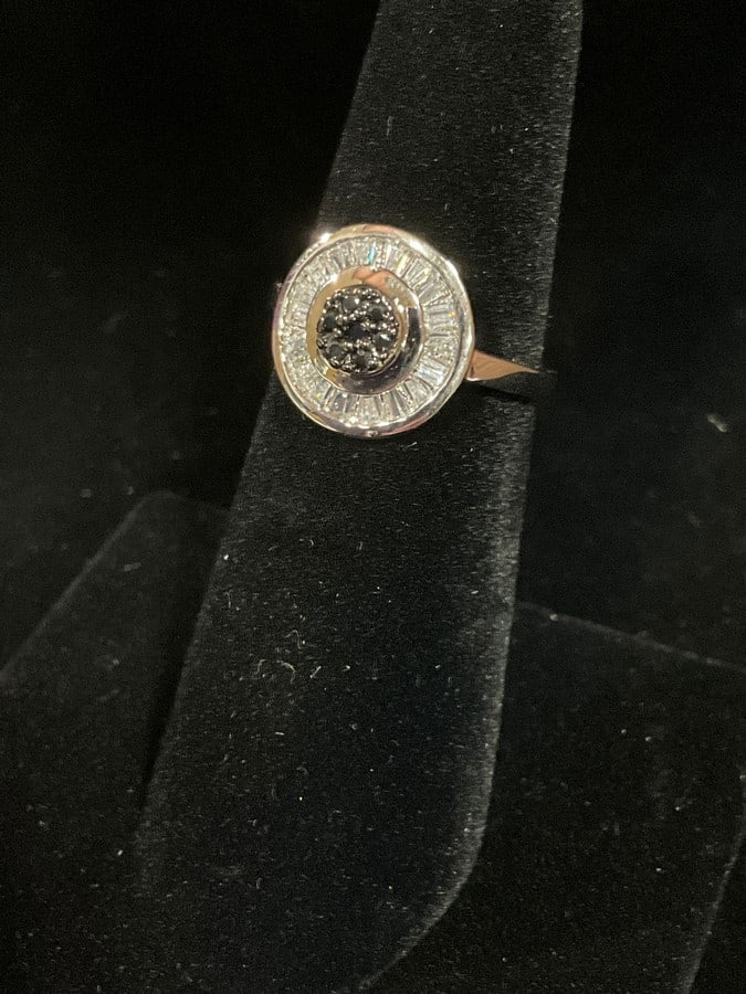 Sterling silver ring with stones(size 6): Sterling silver ring with stones(size 6)