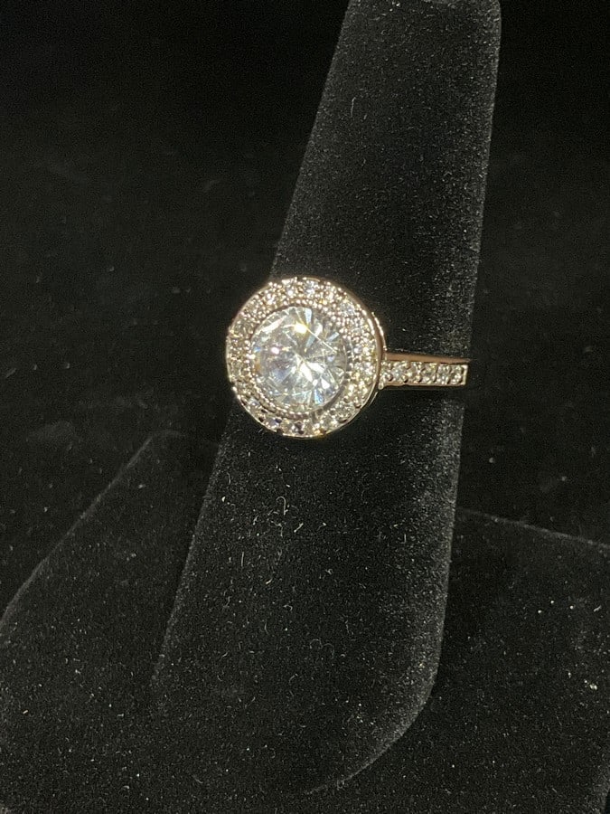 Sterling silver ring with stones(size 7.5): Sterling silver ring with stones(size 7.5)