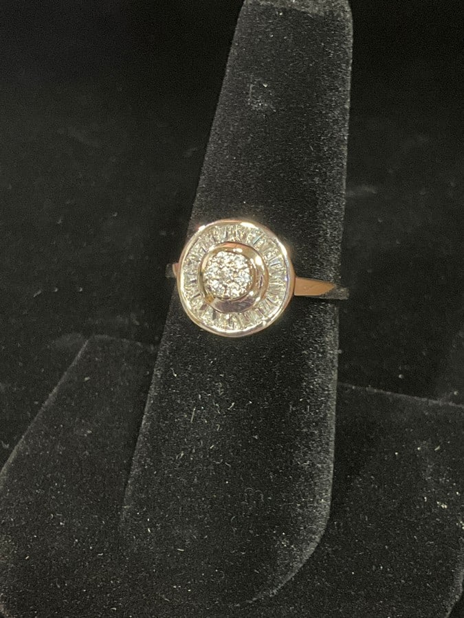 Sterling silver ring with stones(size 7.5): Sterling silver ring with stones(size 7.5)