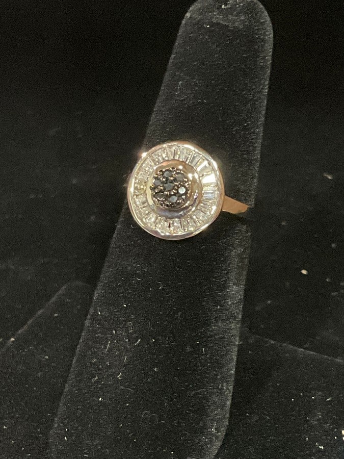 Sterling silver ring with stones(size 6): Sterling silver ring with stones(size 6)