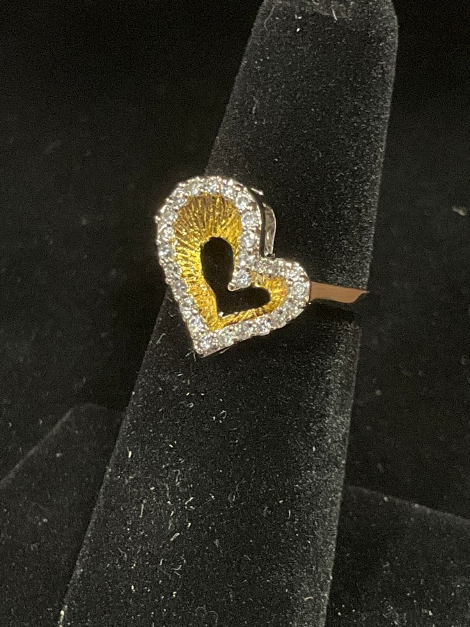 Sterling silver ring with stones(size 6): Sterling silver ring with stones(size 6)