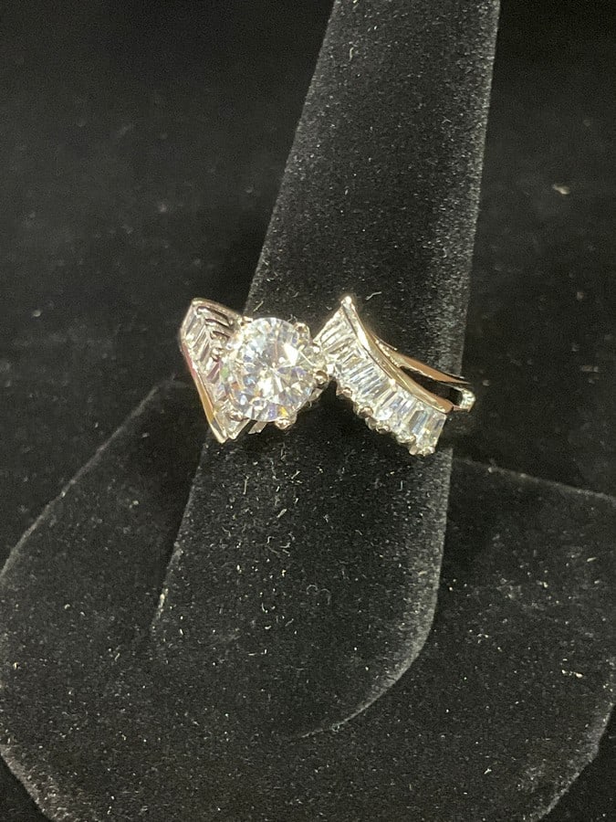 Sterling silver ring with stones(size 9): Sterling silver ring with stones(size 9)