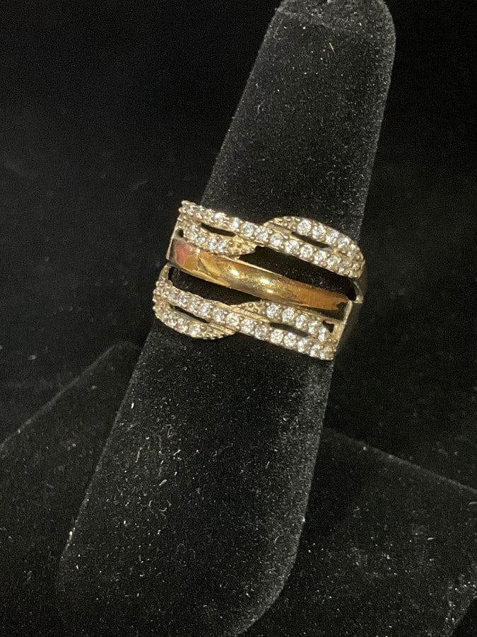 Sterling silver ring with stones(size 6.5): Sterling silver ring with stones(size 6.5)