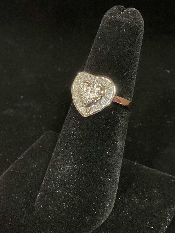 Sterling silver heart shaped ring with stones(size 6): Sterling silver heart shaped ring with stones(size 6)