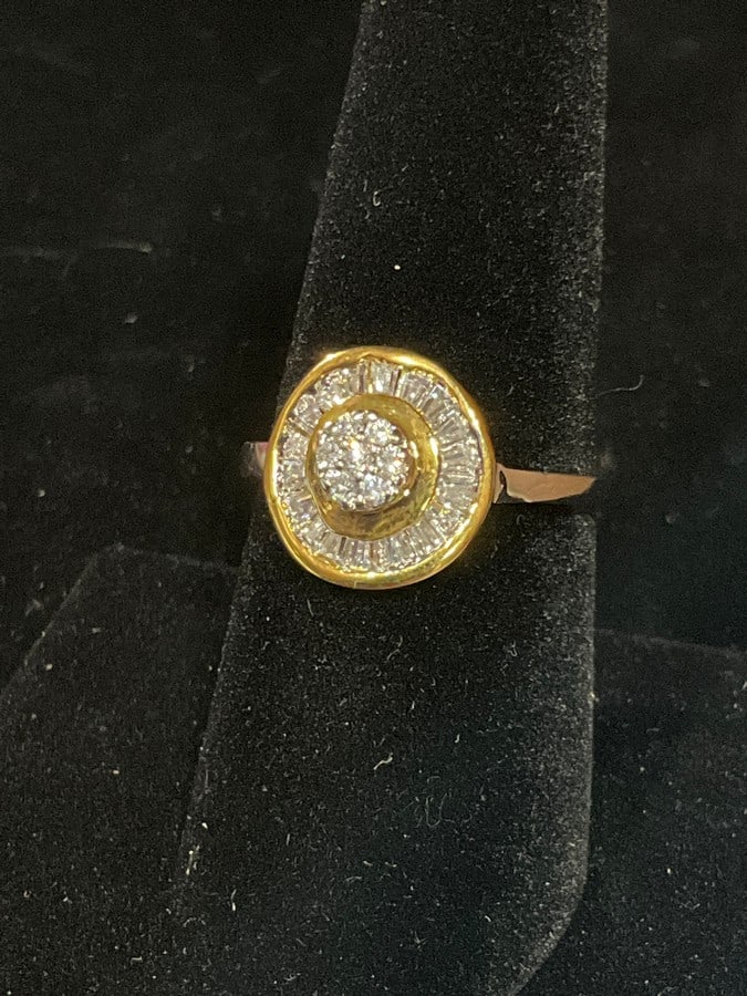 Sterling silver ring with stones(size 8): Sterling silver ring with stones(size 8)