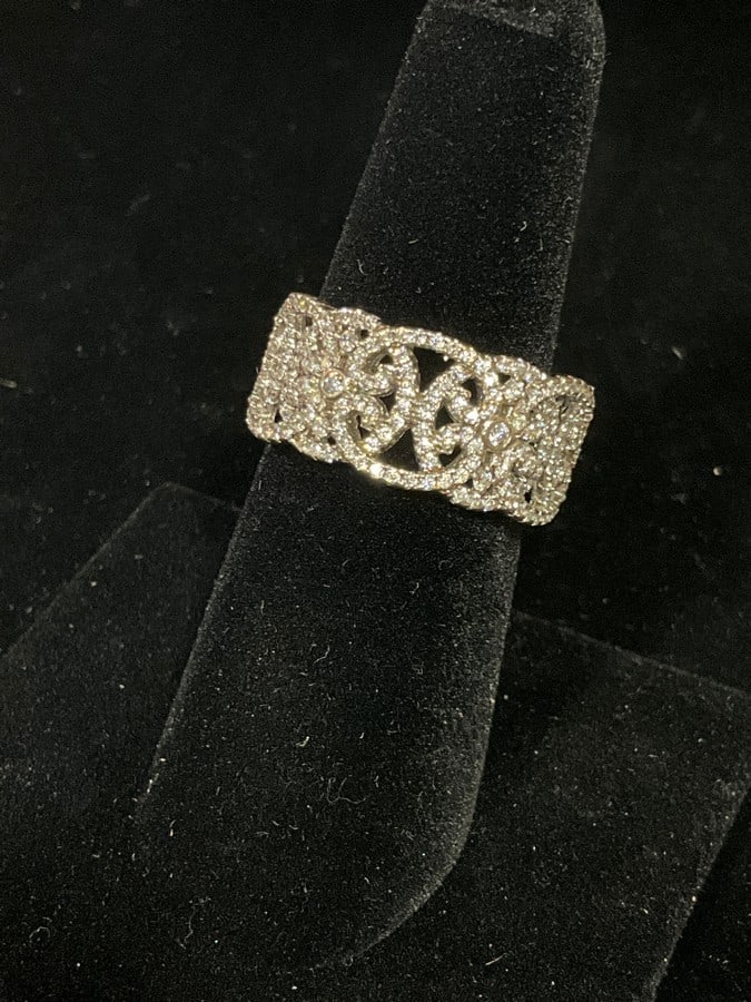 Sterling silver ring with stones(size 7.5): Sterling silver ring with stones(size 7.5)