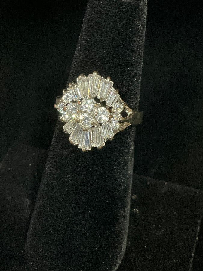 Sterling silver ring with stones(size 6): Sterling silver ring with stones(size 6)