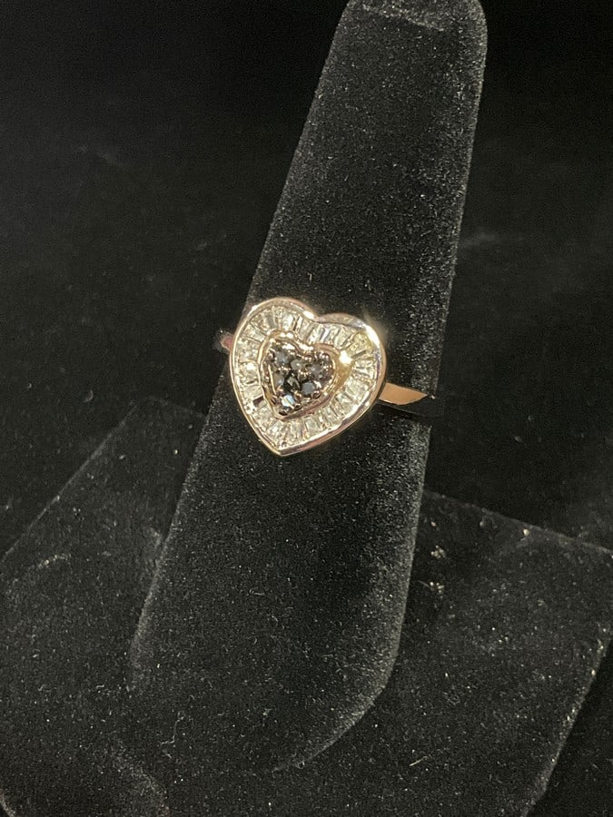 Sterling silver ring with stones(size 8): Sterling silver ring with stones(size 8)