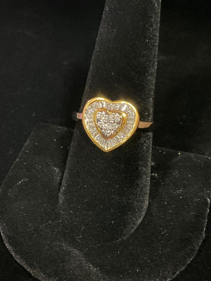 Sterling silver ring with stones(size 8): Sterling silver ring with stones(size 8)