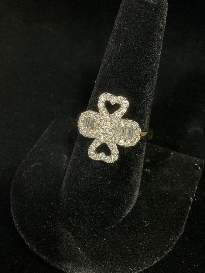 Sterling silver ring with stones(size 8.5): Sterling silver ring with stones(size 8.5)