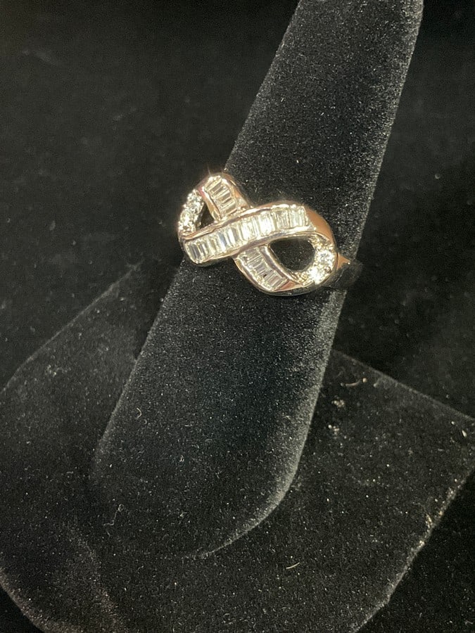 Sterling silver ring with stones(size 7): Sterling silver ring with stones(size 7)