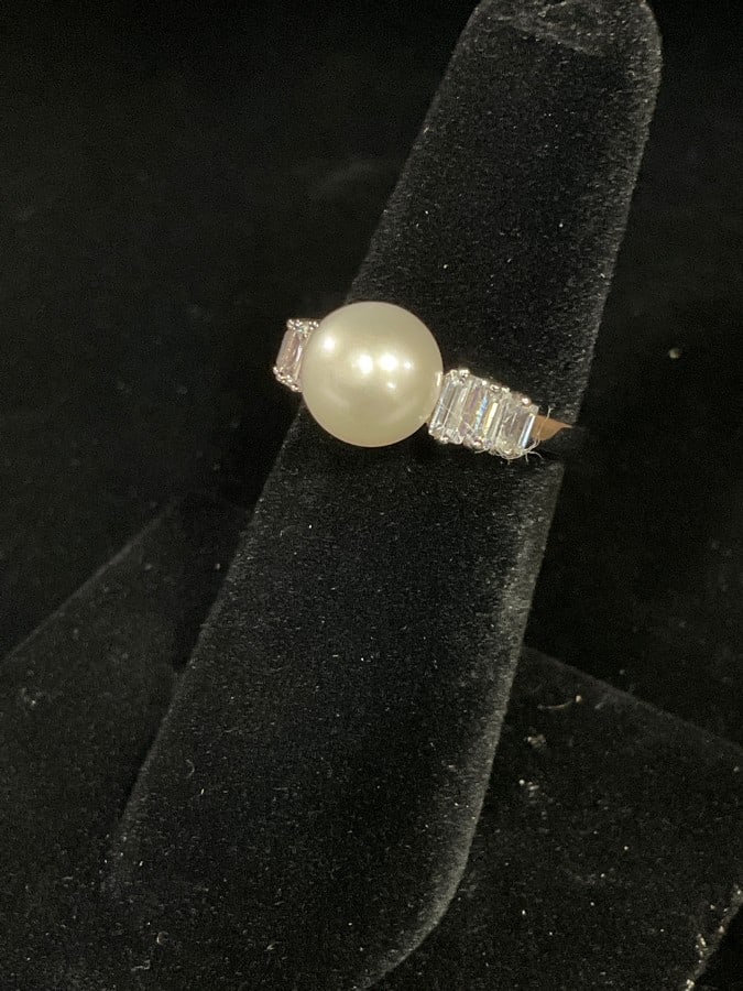 Sterling silver ring with stones(size 6): Sterling silver ring with stones(size 6)