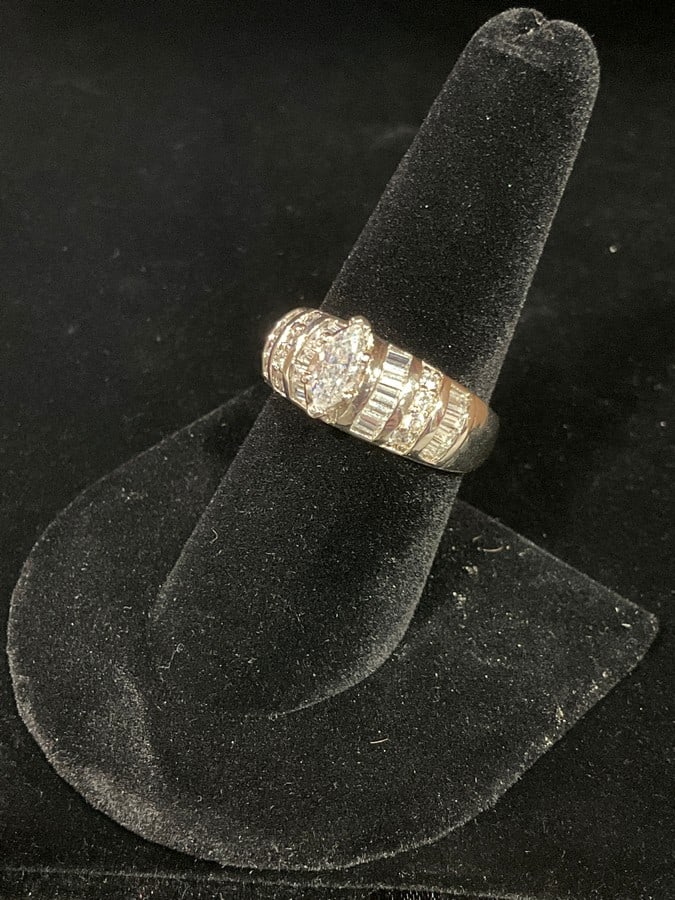 Sterling silver ring with stones(size 8.5): Sterling silver ring with stones(size 8.5)