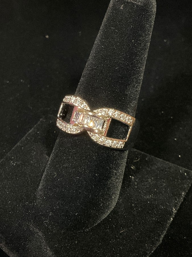 Sterling silver ring with stones(size 9): Sterling silver ring with stones(size 9)