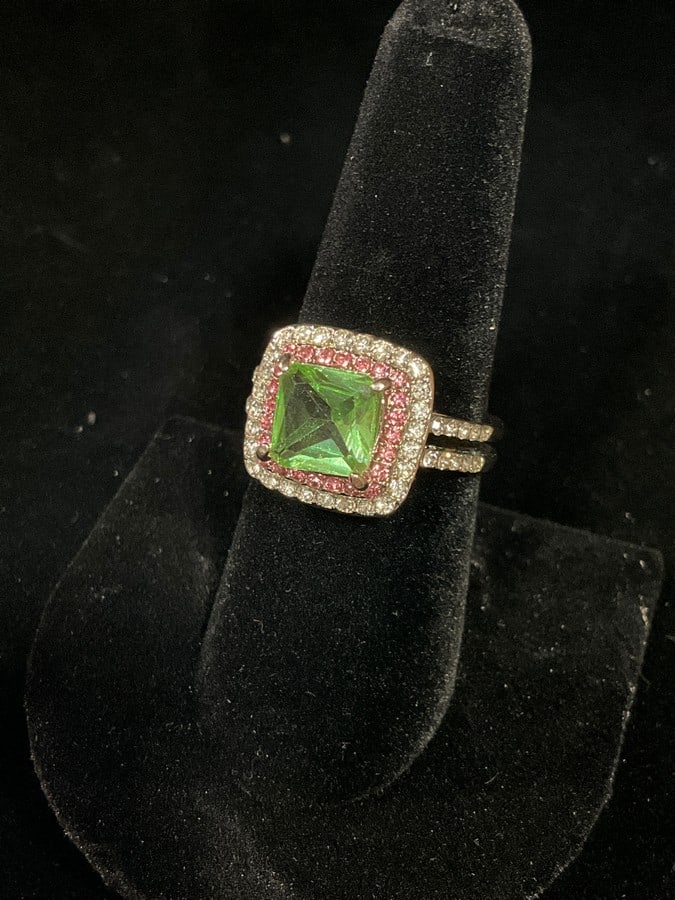 Sterling silver ring with stones(size 8): Sterling silver ring with stones(size 8)