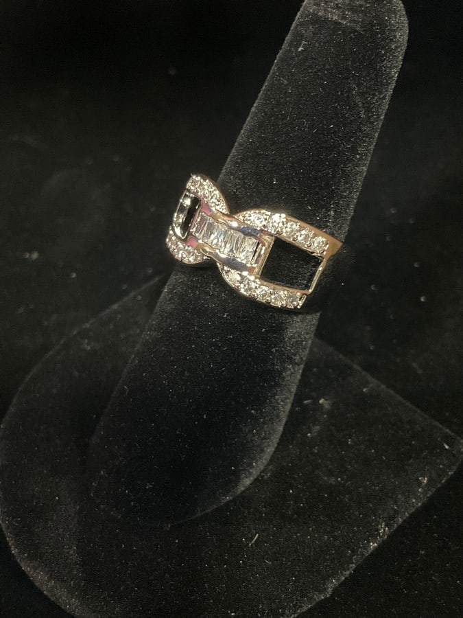 Sterling silver ring with stones(size 7): Sterling silver ring with stones(size 7)