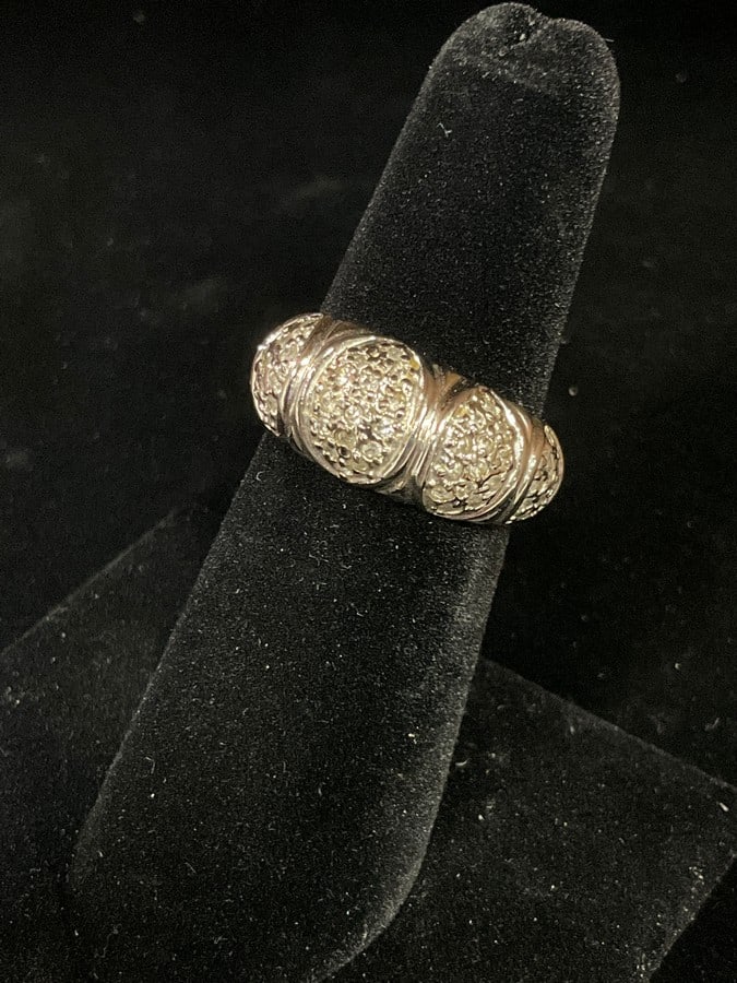Sterling silver ring with stones(size 6): Sterling silver ring with stones(size 6)