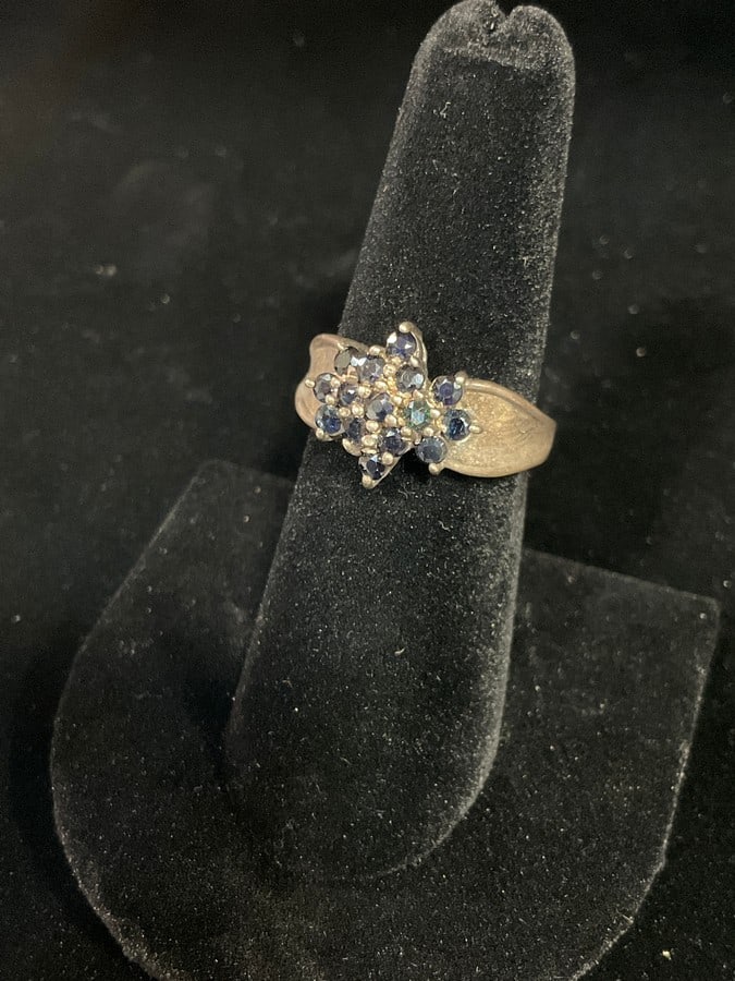 Sterling silver ring with stones(size 7): Sterling silver ring with stones(size 7)