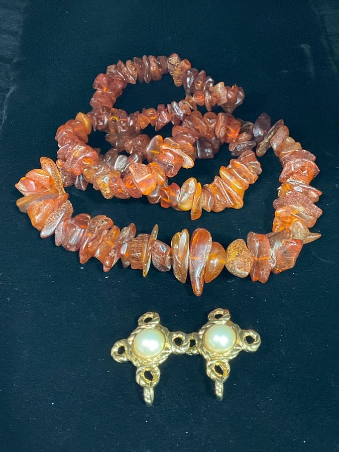 Costume jewelry clip on pearl earrings and necklace: Costume jewelry clip on pearl earrings and necklace