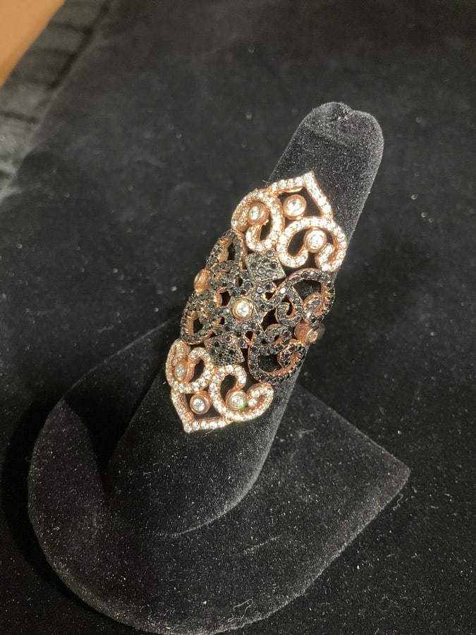 Sterling silver ring with stones(size 7.5): Sterling silver ring with stones(size 7.5)