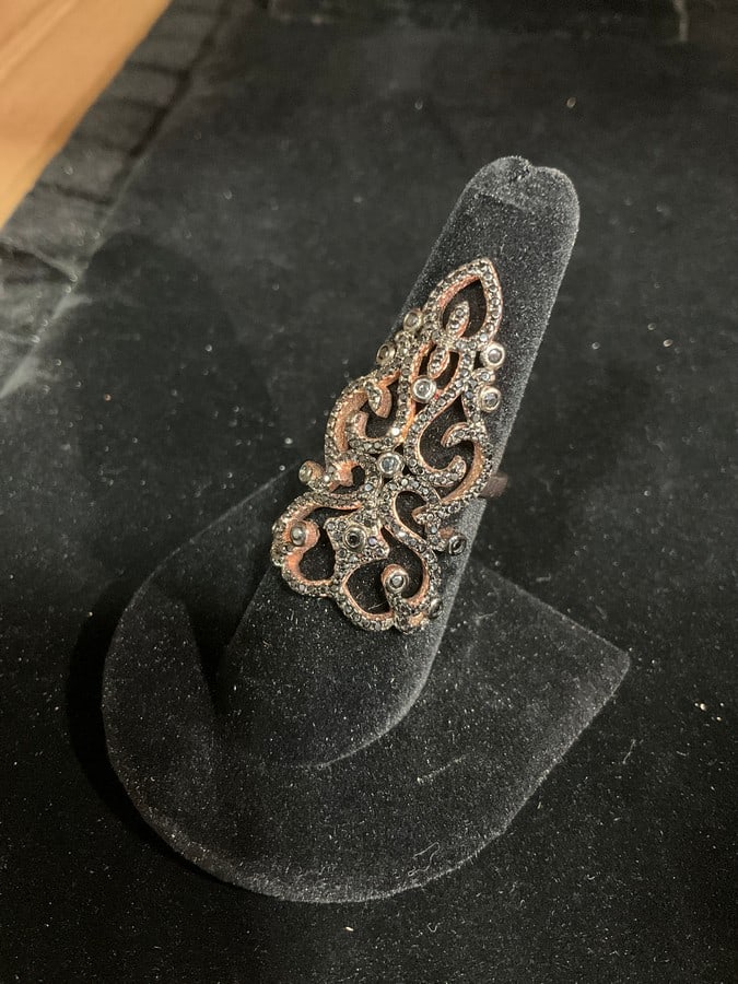 Sterling silver ring with stones(size 7.5): Sterling silver ring with stones(size 7.5)