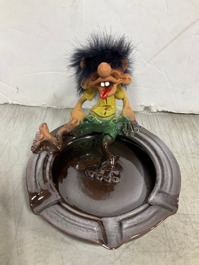 Handmade ashtray by artist Robert Karlinsey(4.5in.tall): Handmade ashtray by artist Robert Karlinsey(4.5in.tall)