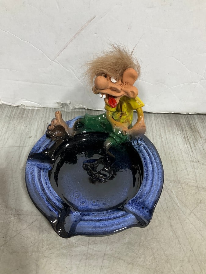 Handmade ashtray by artist Robert Karlinsey(4.5in.tall): Handmade ashtray by artist Robert Karlinsey(4.5in.tall)