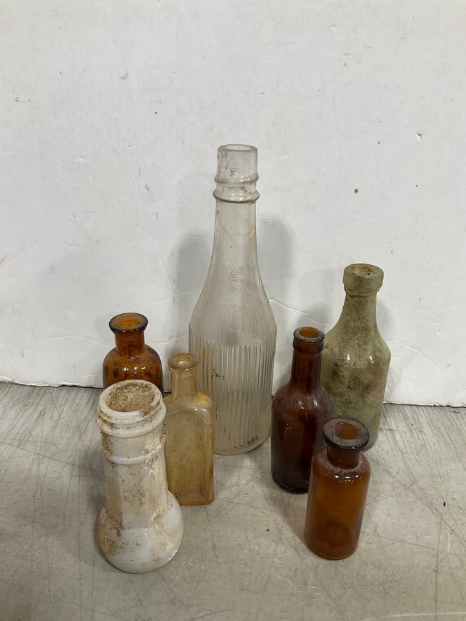 Vintage glass bottles(medicinal and more-8.5in.tallest): Vintage glass bottles(medicinal and more-8.5in.tallest)