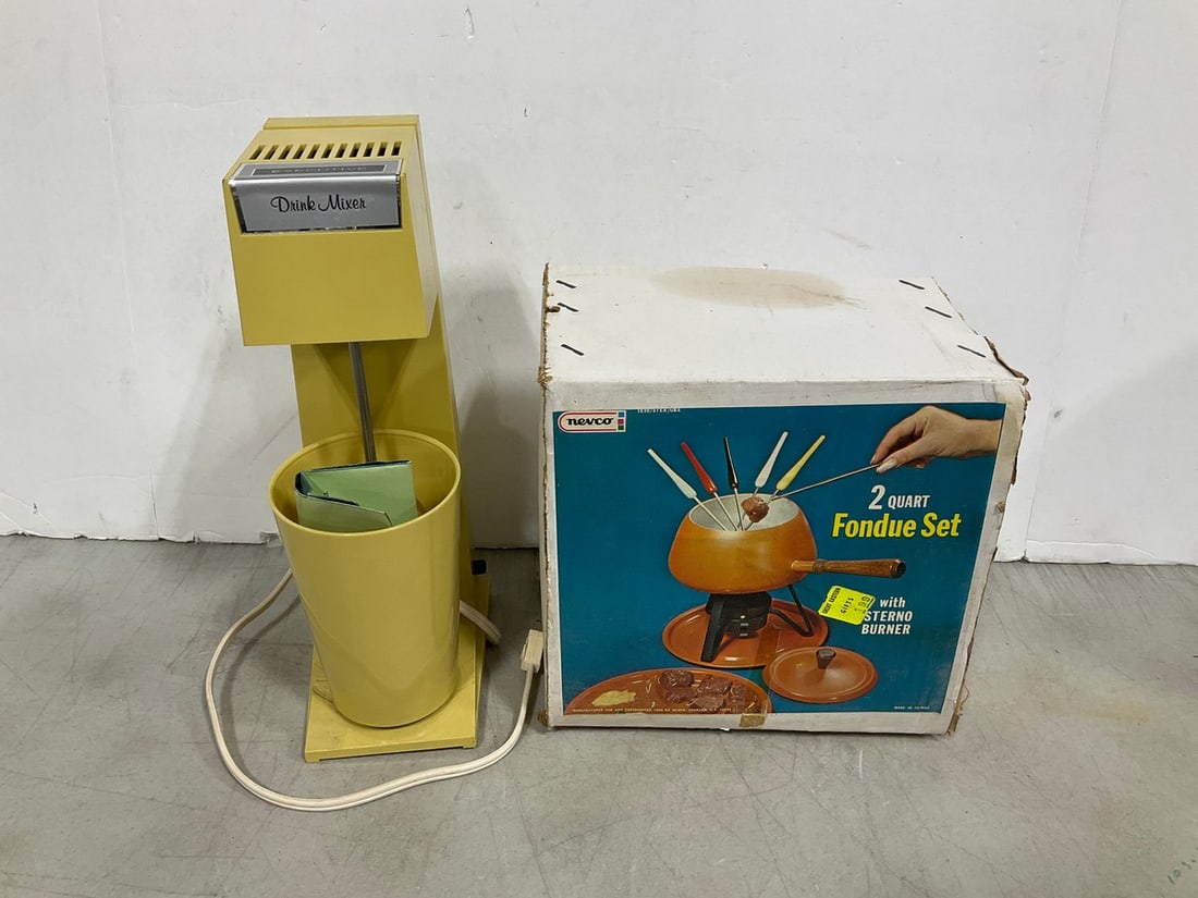 2 Quart Fondue Set and Vintage Drink Mixer (1 of 1)