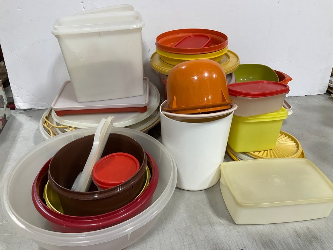 Large lot of tupperware (1 of 1)