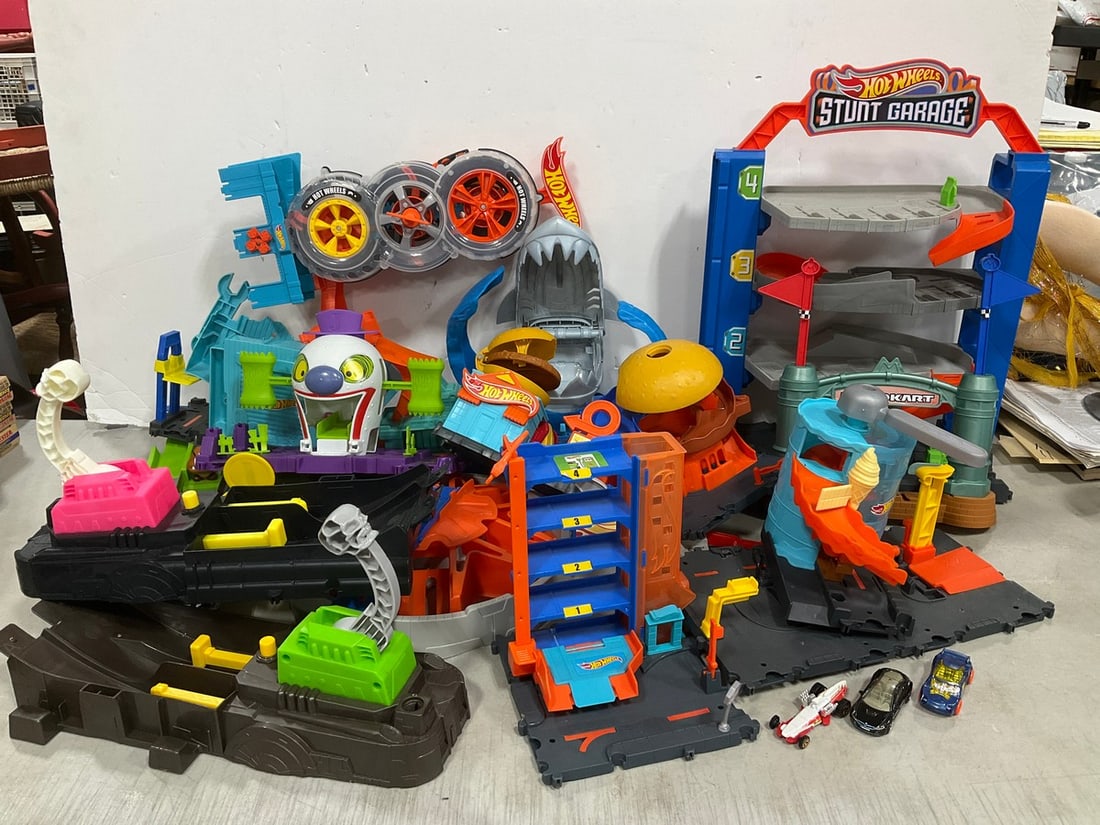 Various HotWheels playsets (1 of 1)