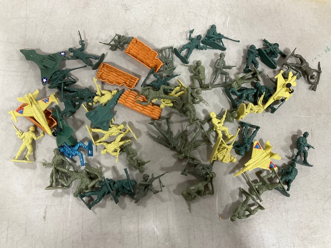 Vintage military men figures and planes (1 of 1)