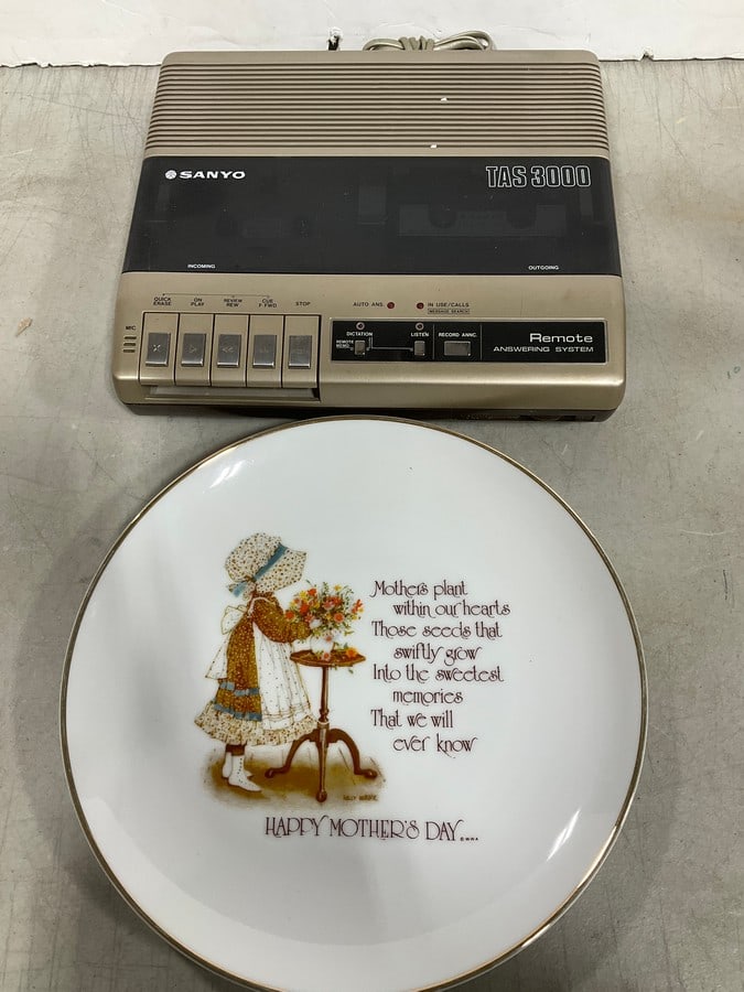 Sanyo TAS 3000 remote answering system and Mother's Day collectible plate (1 of 1)