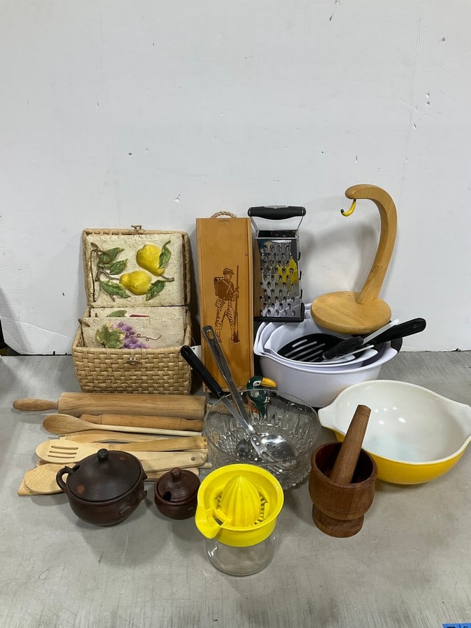 Banana holder, juicer, grater, and more (1 of 1)