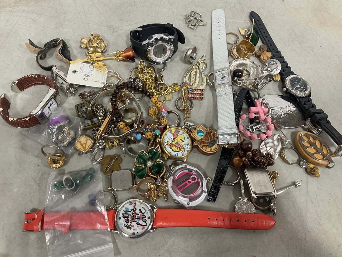 Costume jewelry: Costume jewelry