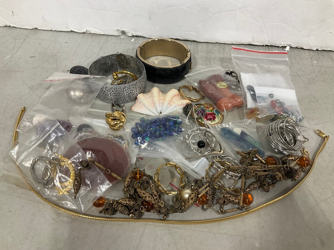 Costume jewelry/parts for jewelry (1 of 1)