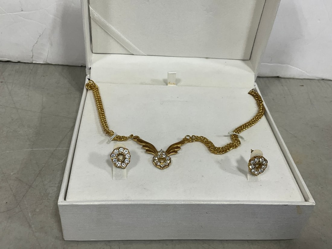 Costume jewelry earring/necklace set (1 of 1)