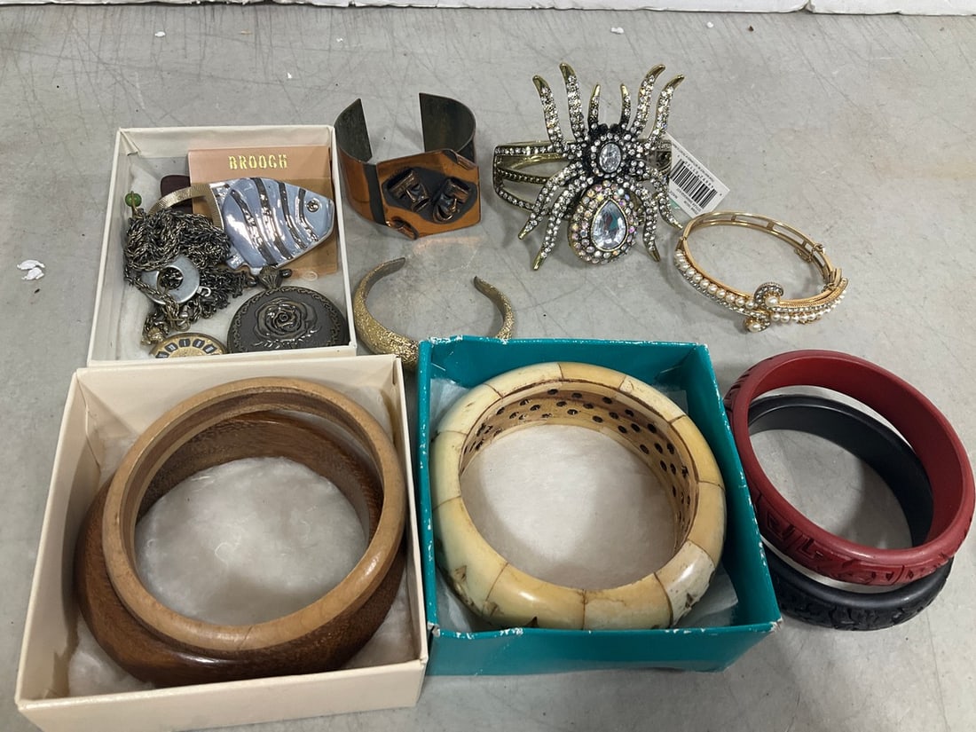 Costume jewelry: Costume jewelry