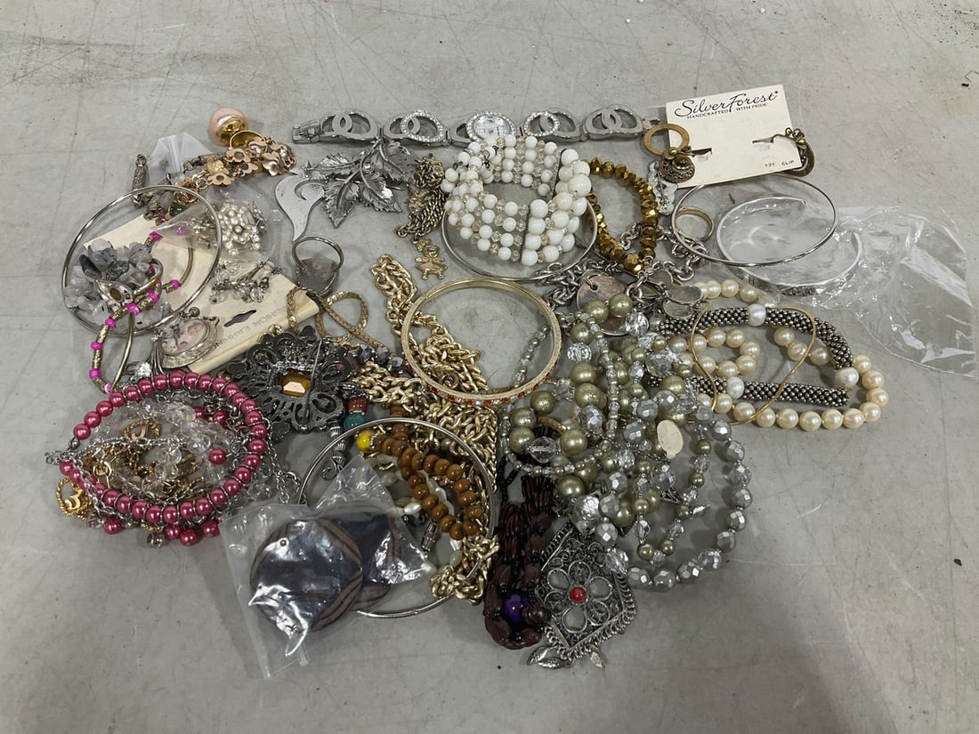Costume jewelry (1 of 1)