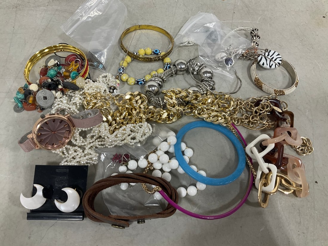 Costume jewelry (1 of 1)
