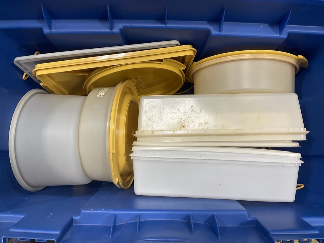 Large lot of vintage tupperware (1 of 1)