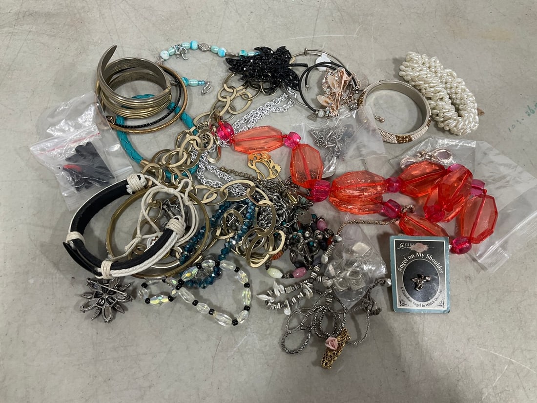 Various Costume Jewelry: Various Costume Jewelry