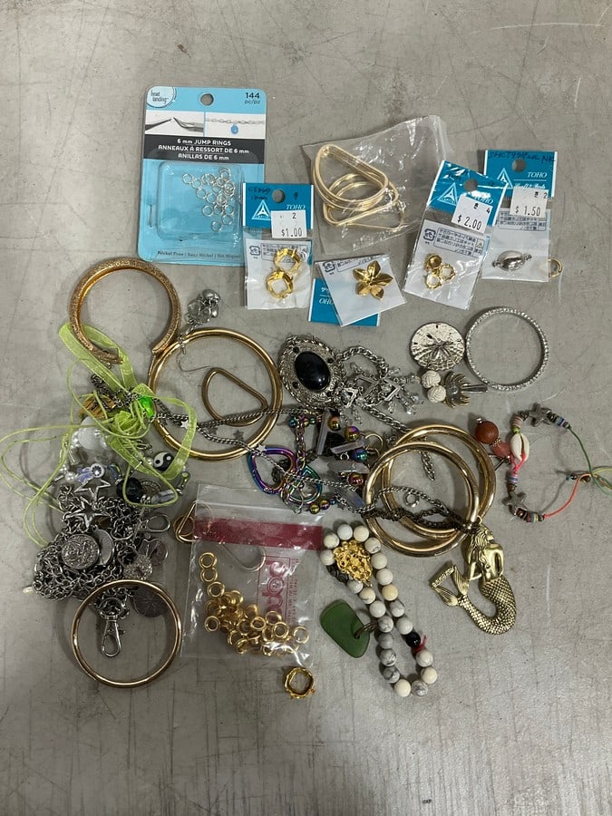 Costume jewelry: Costume jewelry