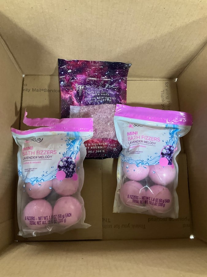 Mini bath fizzers and glitter infused bath salts (1 of 1)