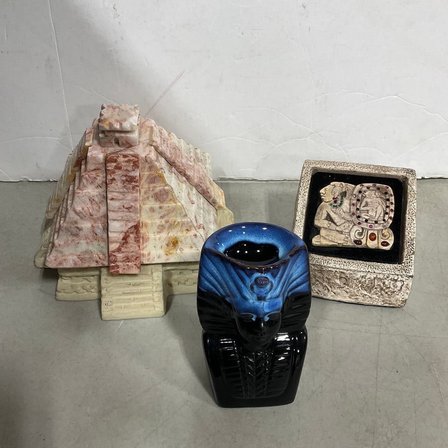 Egyptian statues/pyramid: Egyptian statues/pyramid