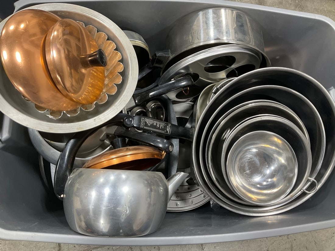 Large kitchenware lot(Pots/pans, mixing bowls, and more) (1 of 1)